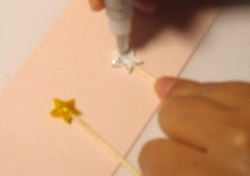 画用紙の星にグリッターを塗る