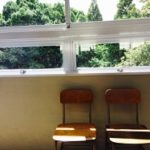 学校　教室の窓際のイス