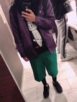 男性　緑のパンツと紫のジャケットコーデ