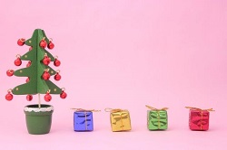 ミニチュアのクリスマスツリーとプレゼント