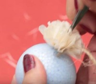 発泡スチロールのボールにペーパーナプキンで作った花を付ける