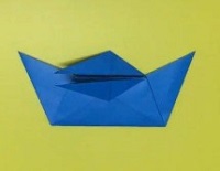 折って船のような形になった折り紙