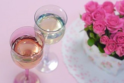 ワイングラスと花束