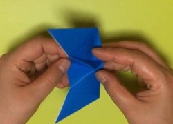 折り紙の折り目をつけて開く