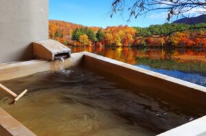 露天風呂と湖岸の紅葉