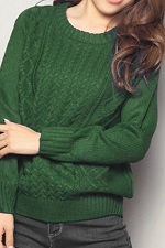 グリーンのセーターとジーンズコーデ　女性
