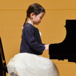 ピアノ発表会で演奏中の女の子