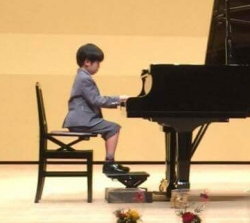 ピアノ発表会でピアノを弾く男の子
