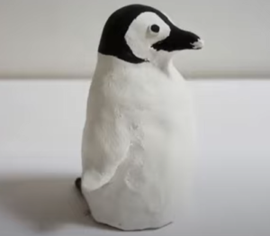 紙粘土で作ったペンギン