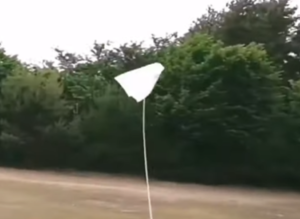 自作の凧を凧揚げ