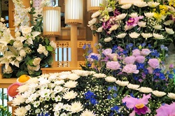 葬儀の供花 花輪のお礼状例文 お返しの時期は 相場や品物は 季節お役立ち情報局