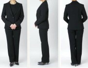 女性　ブラックフォーマルのパンツスーツ