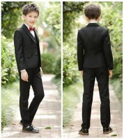 男の子　発表会衣装　黒のスーツと蝶ネクタイ