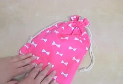 ピンク色の手作りの給食袋