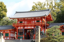 八坂神社の紅葉 見頃や見どころは ライトアップや駐車場は 季節お役立ち情報局