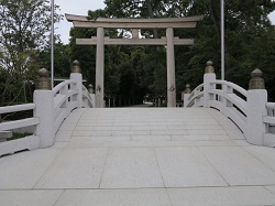 寒川神社　神池橋と三の鳥居