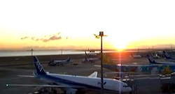 羽田空港先の地平線から昇る日の出