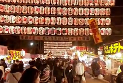 大國魂神社　夜間の参道　たくさんの提灯と屋台