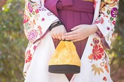 巾着袋を持った袴の女性