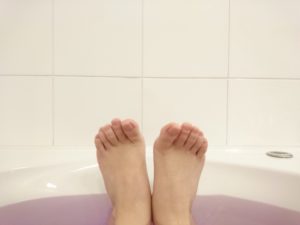お風呂　女性　足