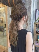 女性　ロング　髪型　編み込み　シンプル