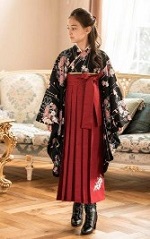 小学校卒業式　女の子の和装コーデ　黒と赤系の袴