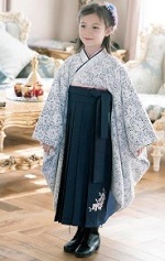 小学校卒業式　女の子の和装コーデ　シルバー系のレース模様の袴