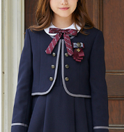 小学校卒業式　女の子のスーツコーデ