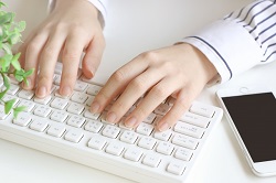 パソコンを操作する女性の手