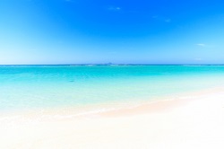青く広い海と空　白くきれいな砂浜