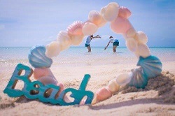 きれいな砂浜で遊ぶ2人の女性と貝殻のオブジェ