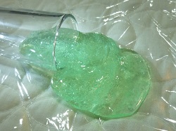 透明な緑色の手作りスライム