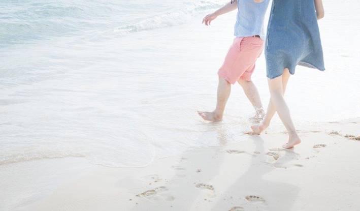 海デート 男性の服装を年代別にご紹介 持ち物や過ごし方は 季節お役立ち情報局