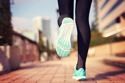 ジョギングする女性の足