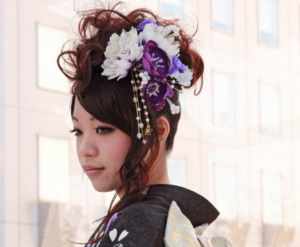 着物の女性　生花で作った大きな髪飾り