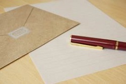 手紙と封筒とペン