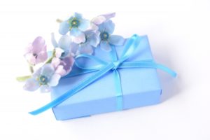 ブルーのリボンのプレゼント　花