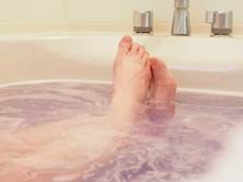 お風呂　女性の足