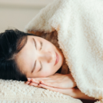 【寝汗の原因と対処方法】頭や下半身だけ汗をかく理由は？冬の寝汗は病気？